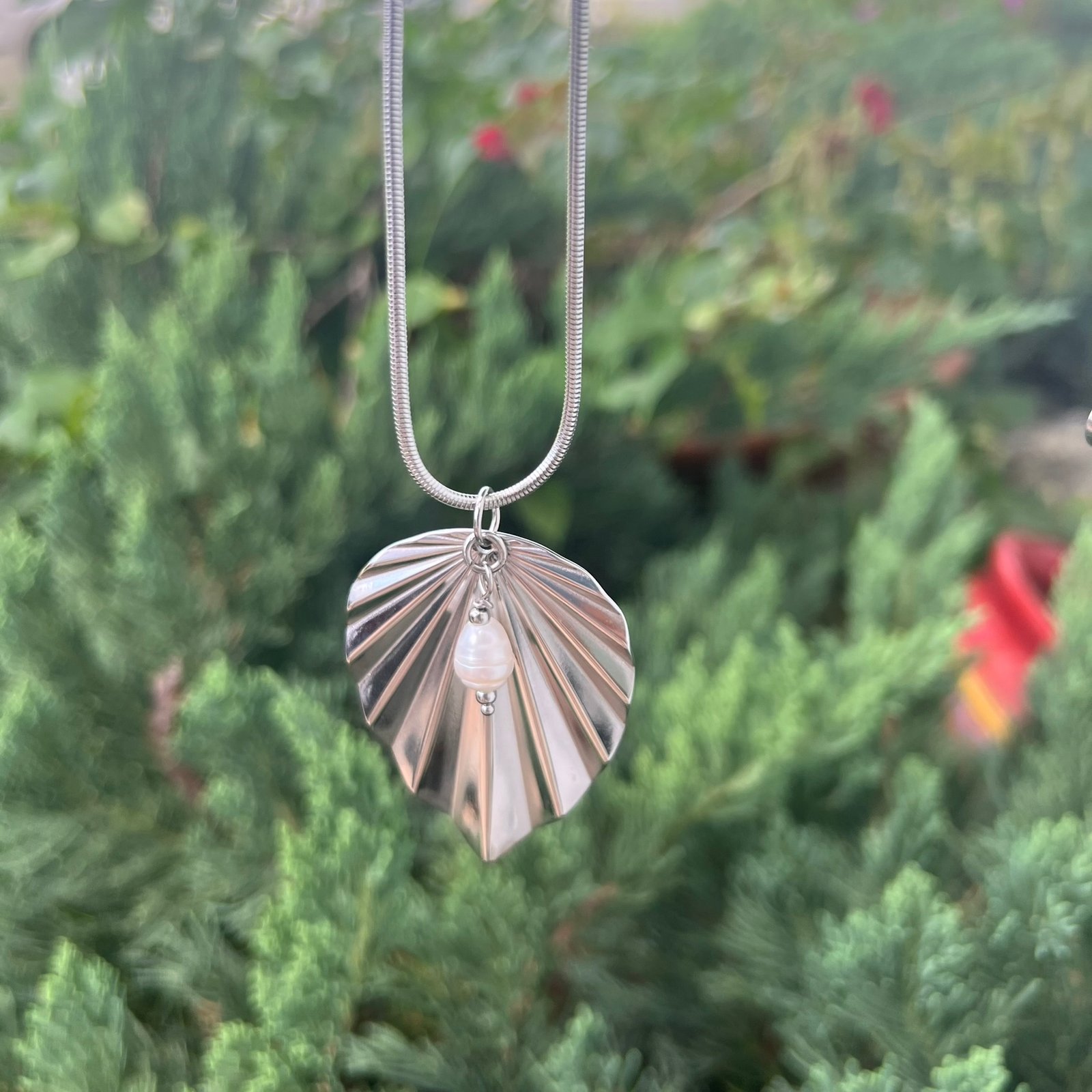 Chain Grace Leaves by Ibis Raquel chain_grace_leaves_ibis_raquel